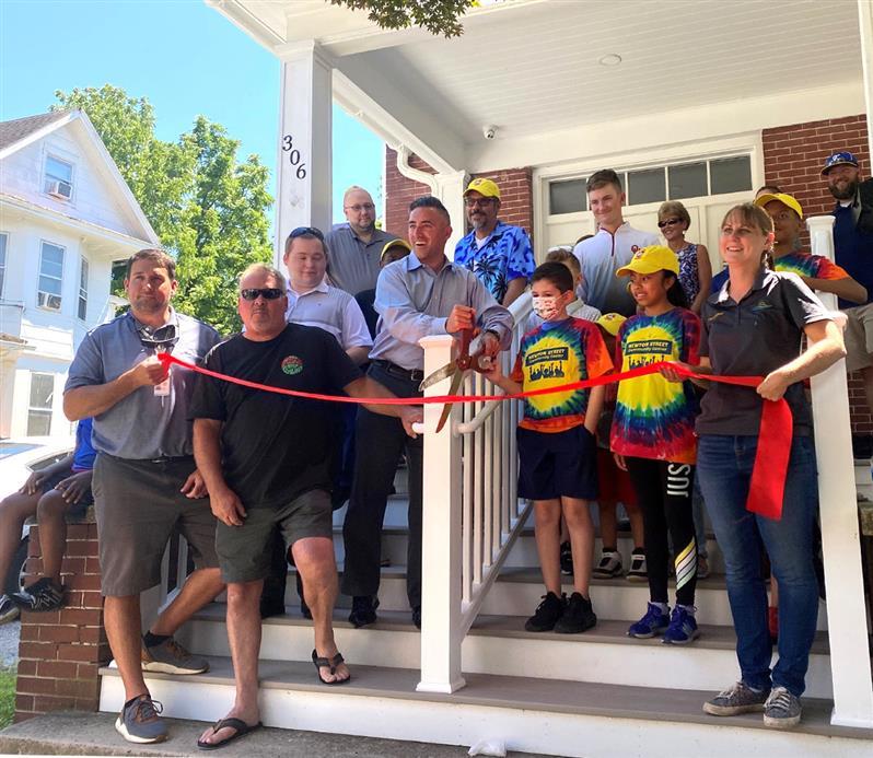 PACE Presidential Citizen Scholars Assist With Newton Community Center 
